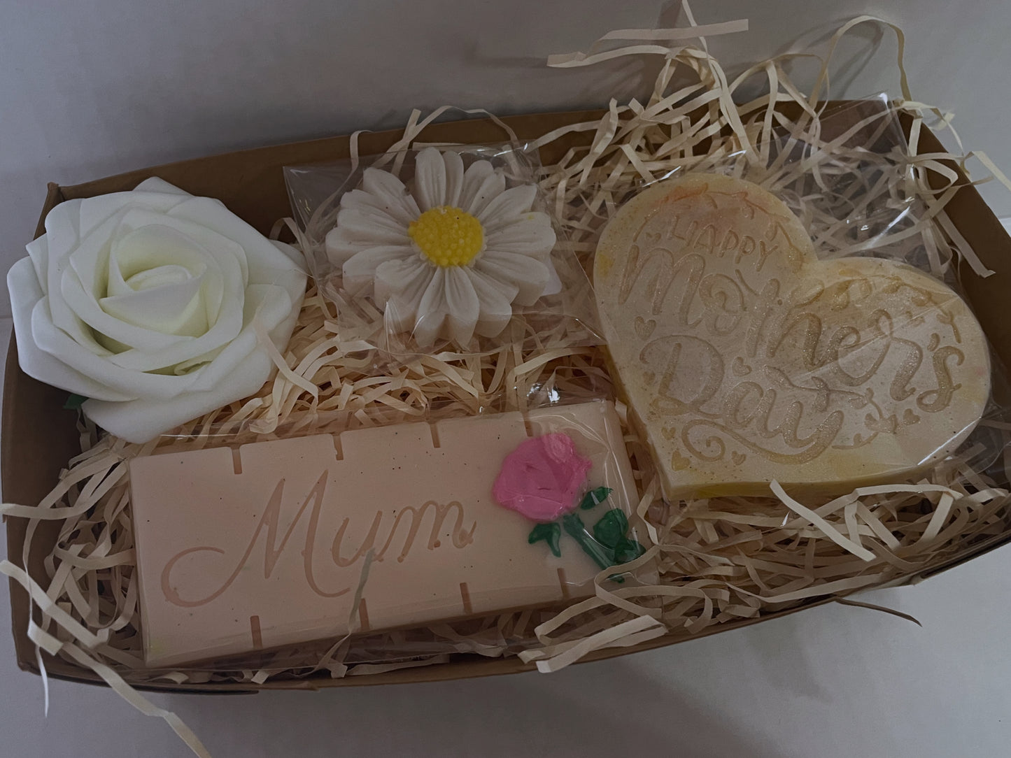 Mother’s Day mini hamper in cream or pink