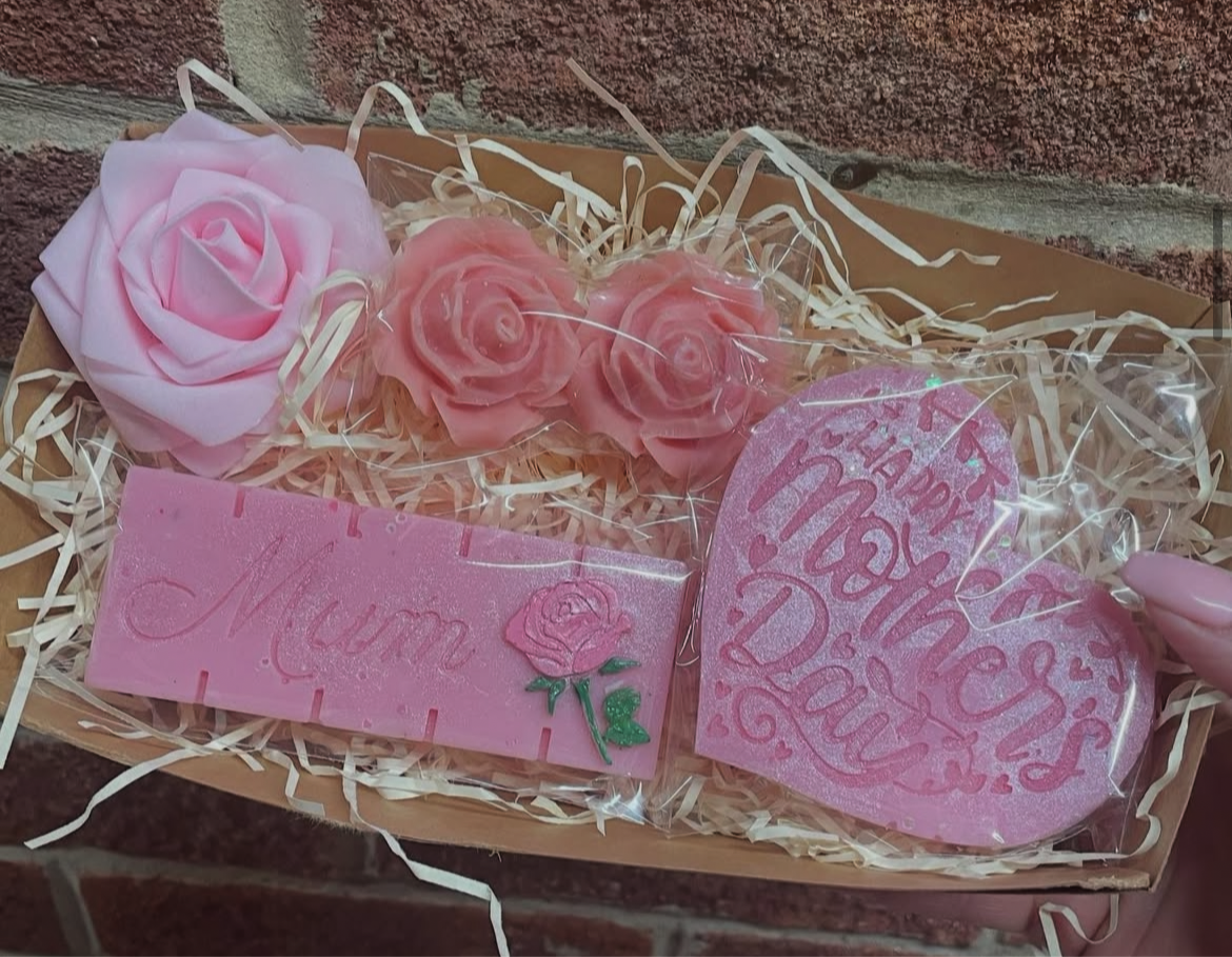 Mother’s Day mini hamper in cream or pink