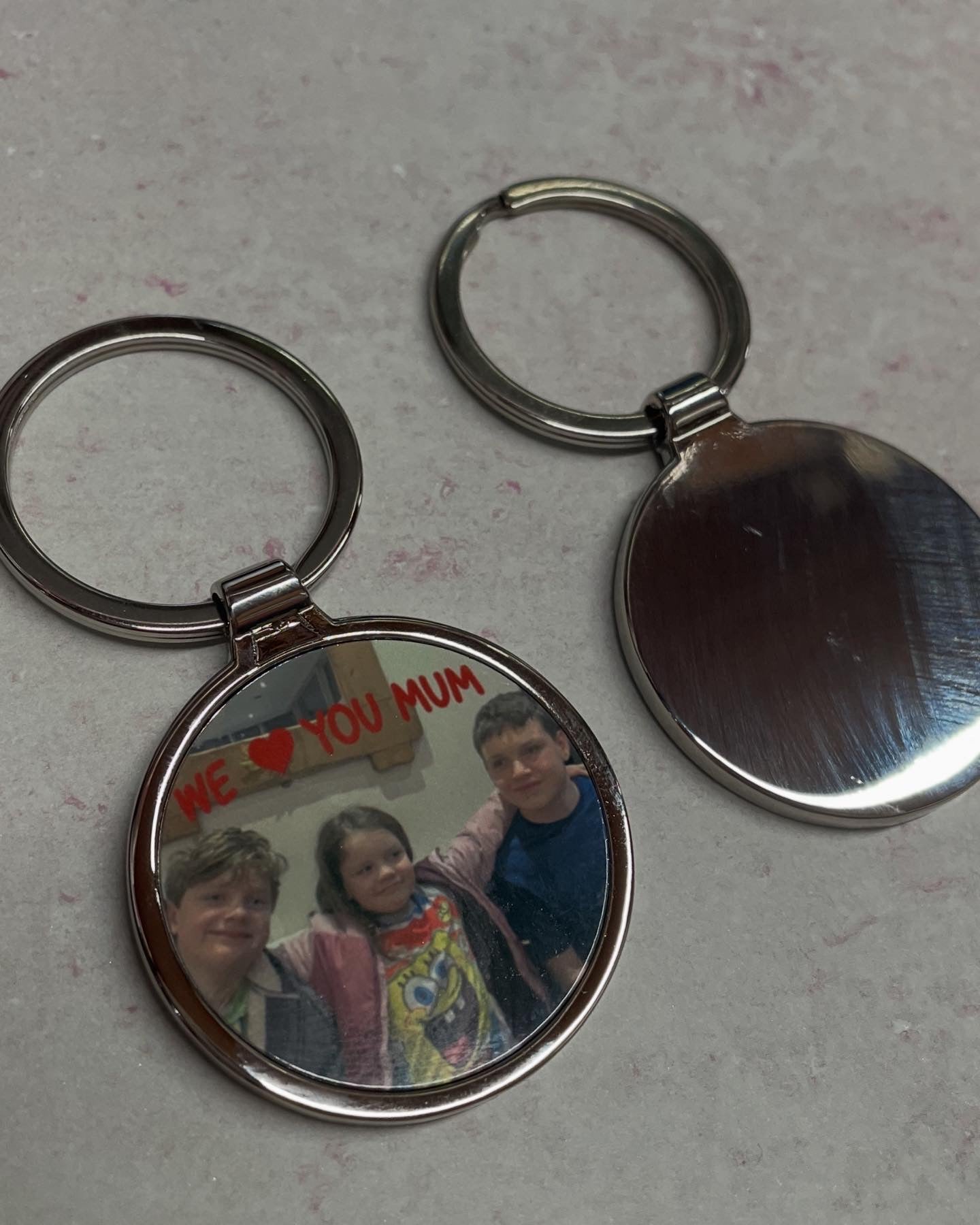 Round , metal keyrings